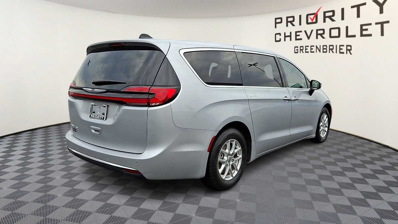 Thumbnail: 2023 Chrysler Pacifica - 8