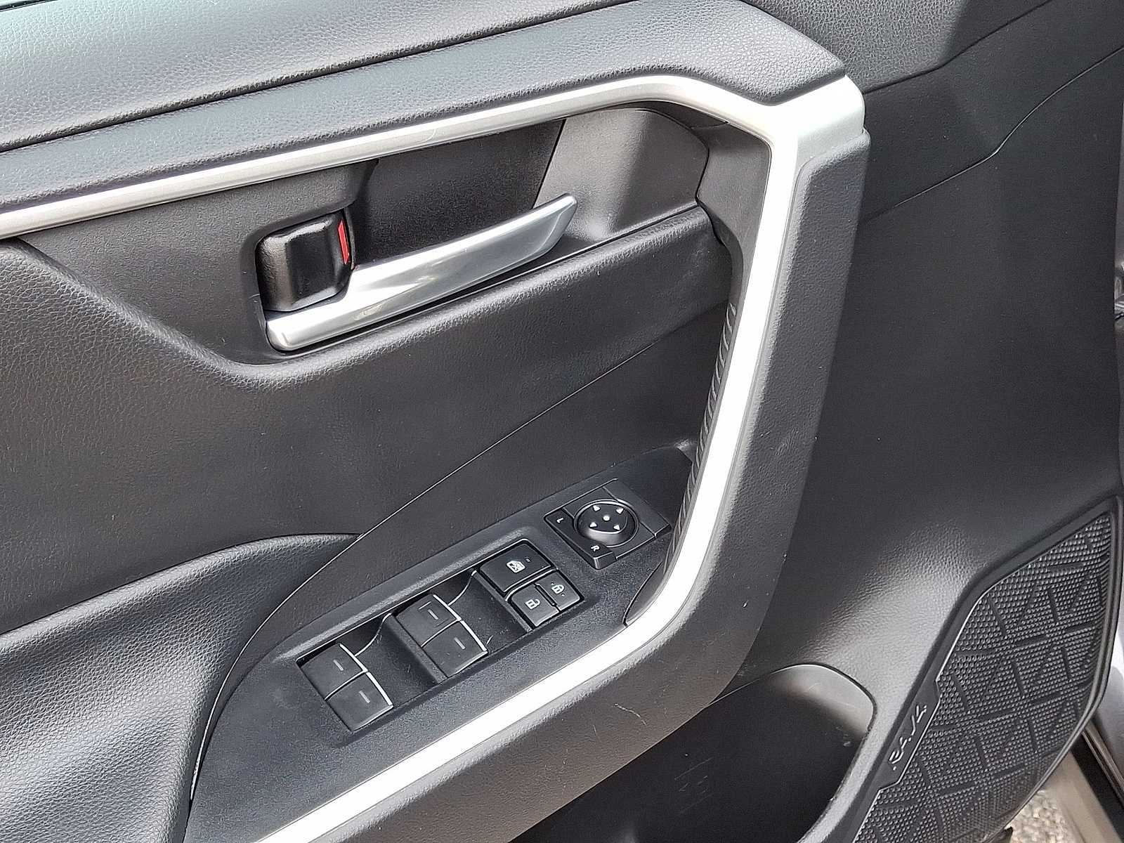 Thumbnail: 2022 Toyota RAV4 - 28