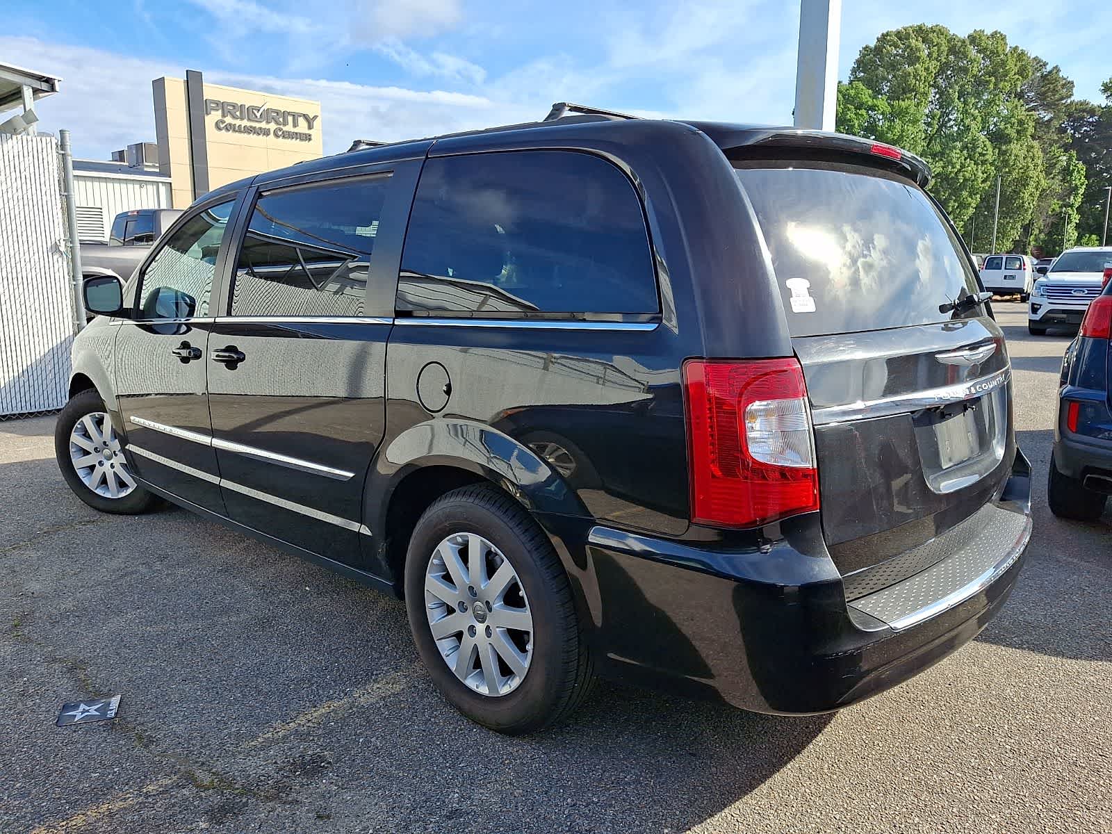 Thumbnail: 2014 Chrysler Town & Country - 4