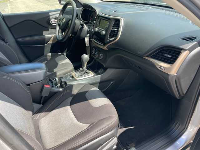 Thumbnail: 2017 Jeep Cherokee - 21