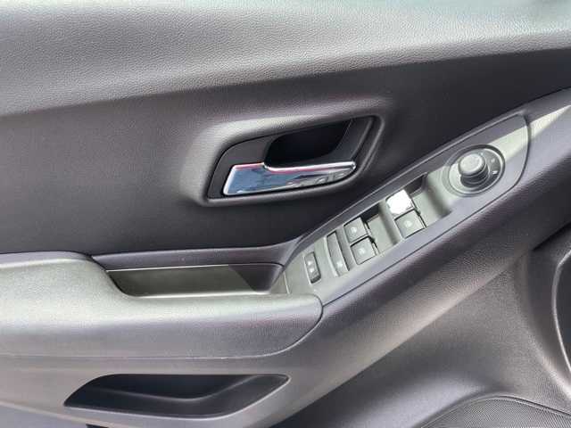 Thumbnail: 2017 Chevrolet Trax - 13