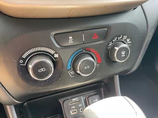 Thumbnail: 2017 Jeep Cherokee - 18