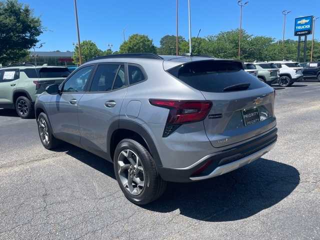 2025 Chevrolet Trax LT 2