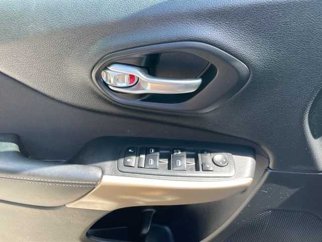 Thumbnail: 2017 Jeep Cherokee - 12