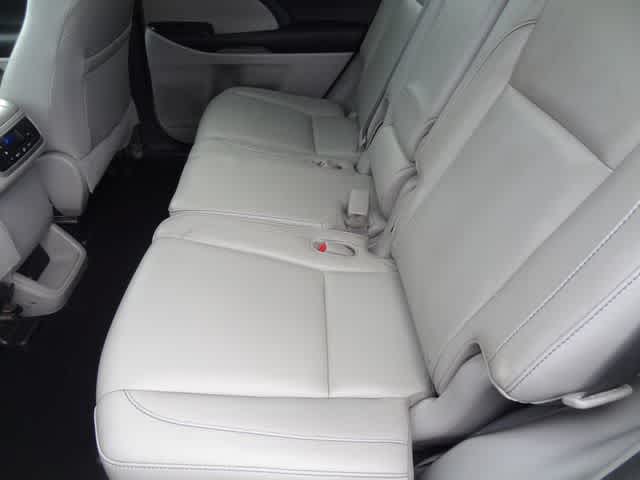 Thumbnail: 2016 Toyota Highlander - 9