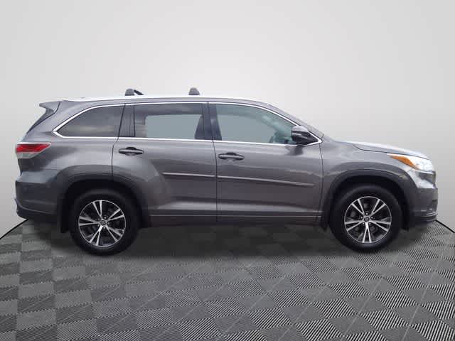 Thumbnail: 2016 Toyota Highlander - 4