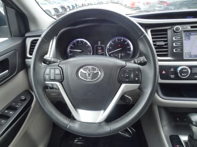 Thumbnail: 2016 Toyota Highlander - 17