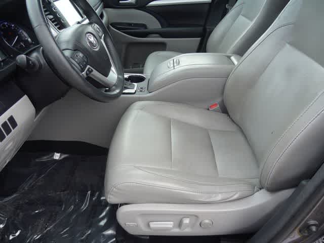 Thumbnail: 2016 Toyota Highlander - 6