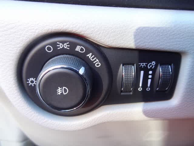 Thumbnail: 2017 Chrysler Pacifica - 10