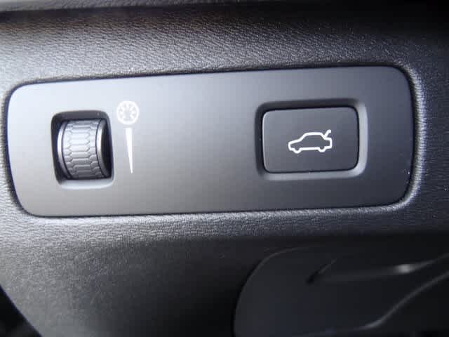 Thumbnail: 2018 Volvo XC90 - 21