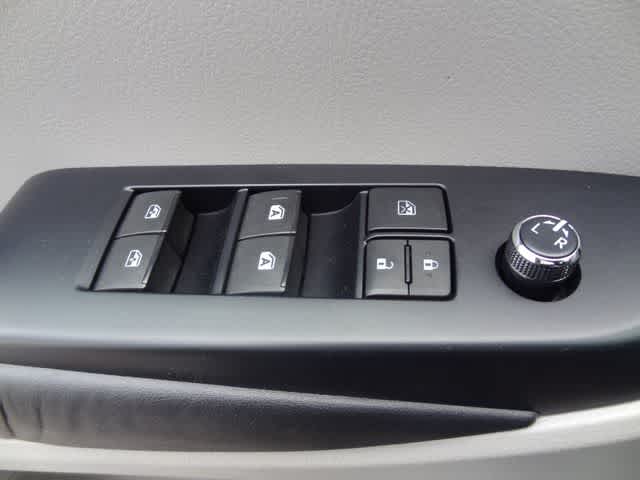 Thumbnail: 2016 Toyota Highlander - 19