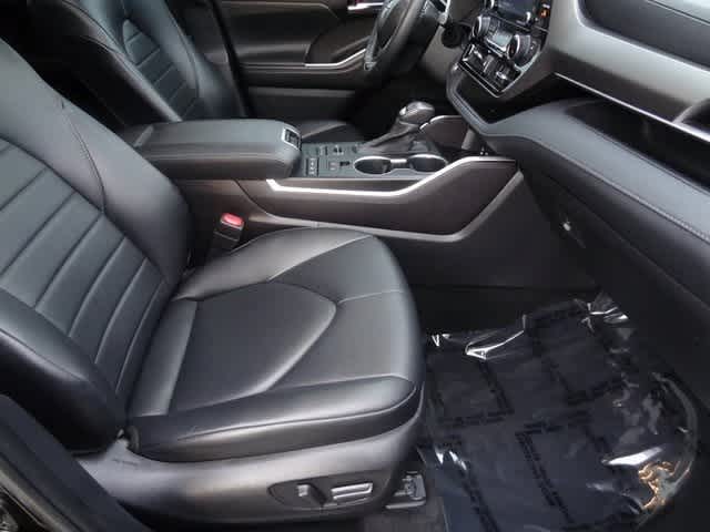 Thumbnail: 2022 Toyota Highlander - 20