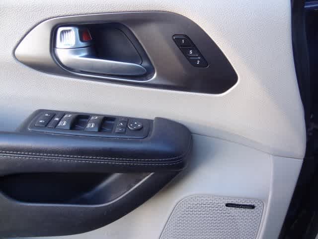 Thumbnail: 2017 Chrysler Pacifica - 8