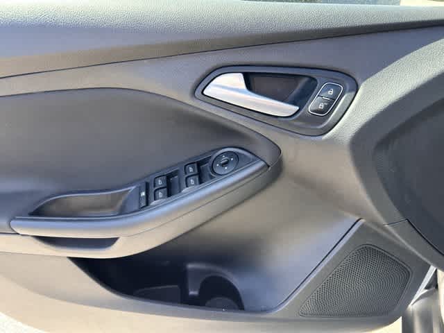 2017 Ford Focus SE 13