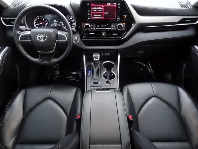 Thumbnail: 2022 Toyota Highlander - 16