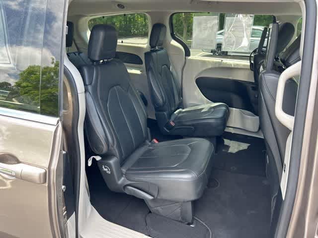 2017 Chrysler Pacifica Touring-L 27