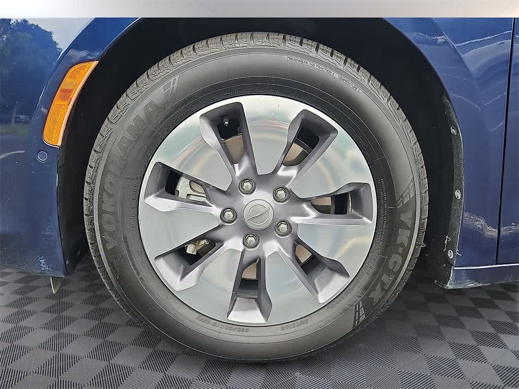 Thumbnail: 2018 Chrysler Pacifica - 8