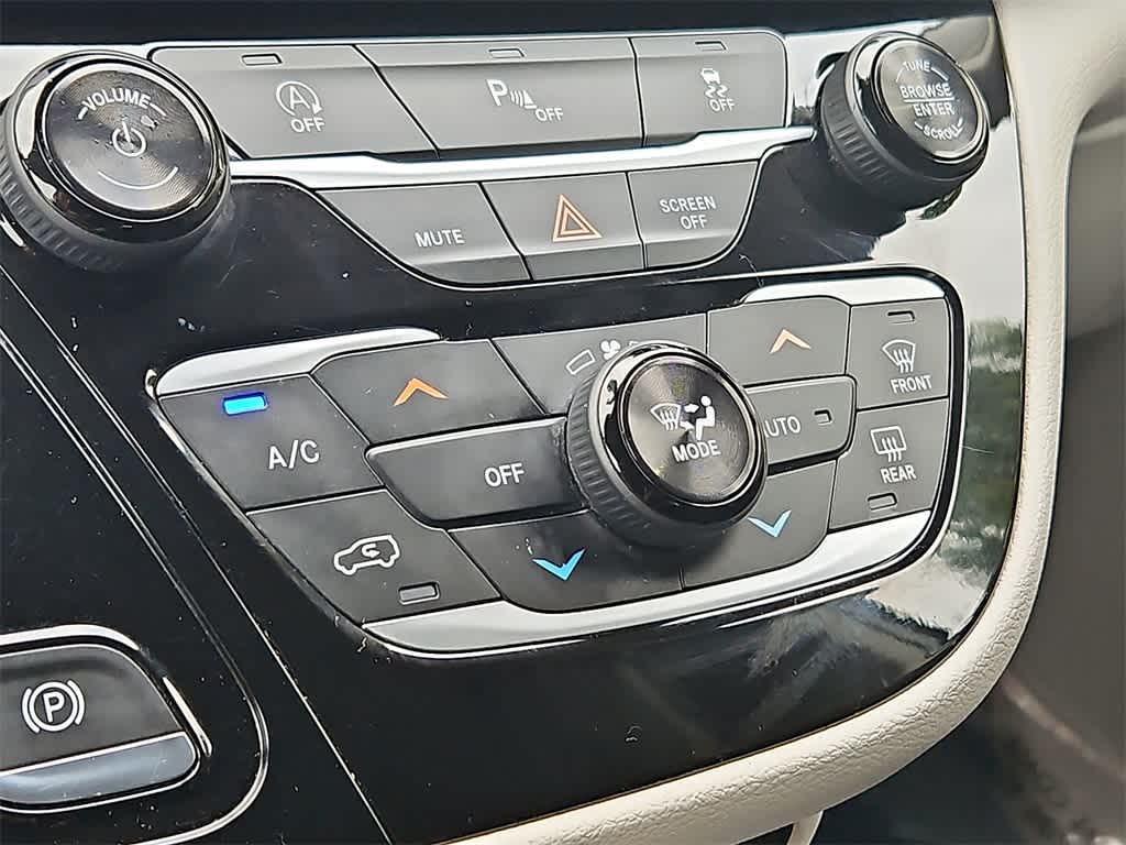 Thumbnail: 2018 Chrysler Pacifica - 15
