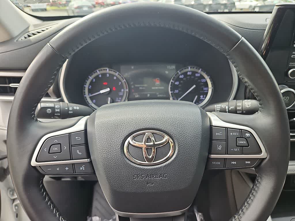 Thumbnail: 2022 Toyota Highlander - 22
