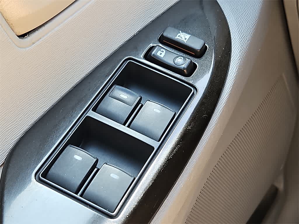 Thumbnail: 2011 Toyota Sienna - 25
