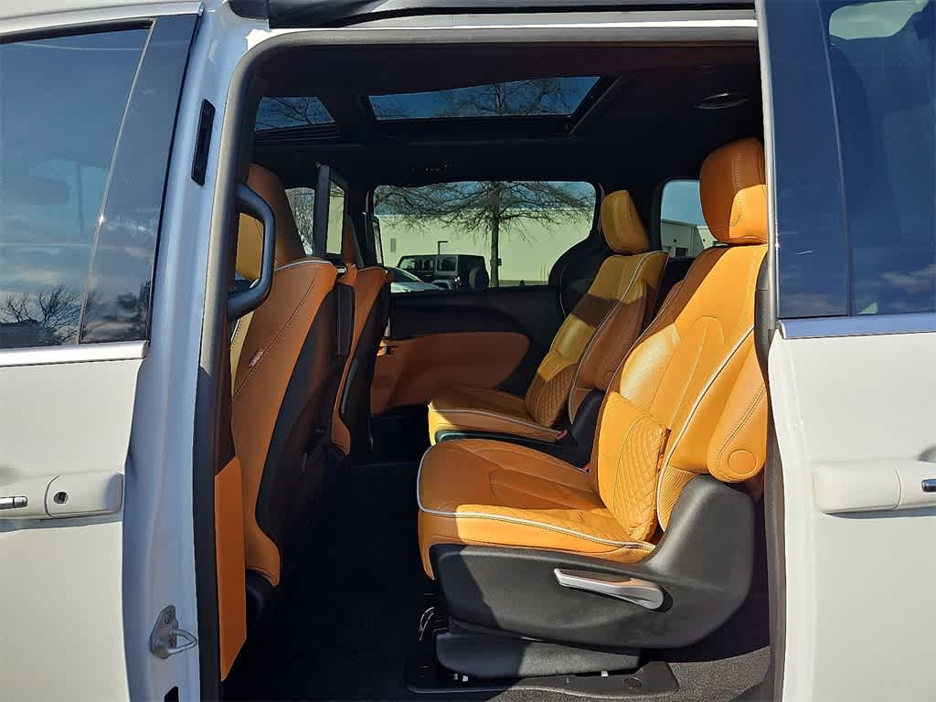 Thumbnail: 2023 Chrysler Pacifica - 9