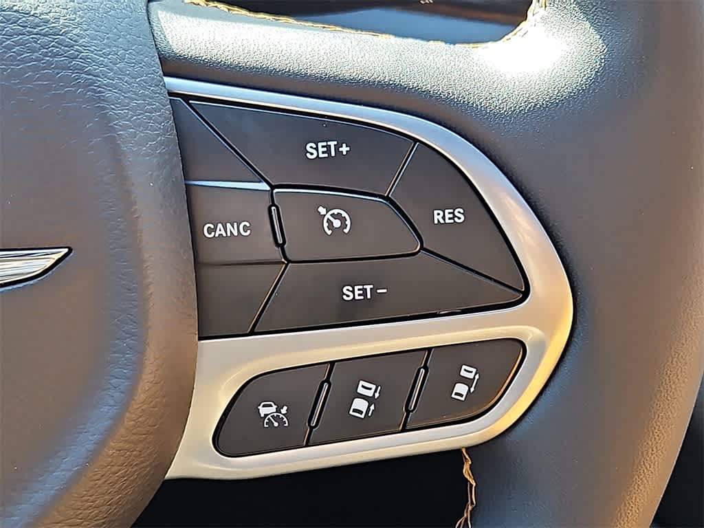 Thumbnail: 2023 Chrysler Pacifica - 21