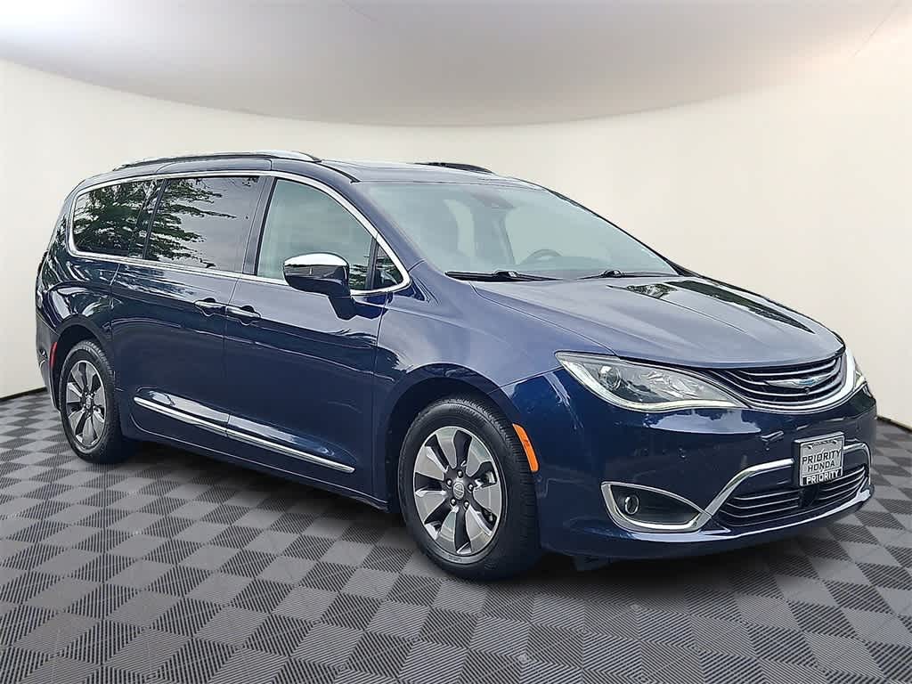 Thumbnail: 2018 Chrysler Pacifica - 3