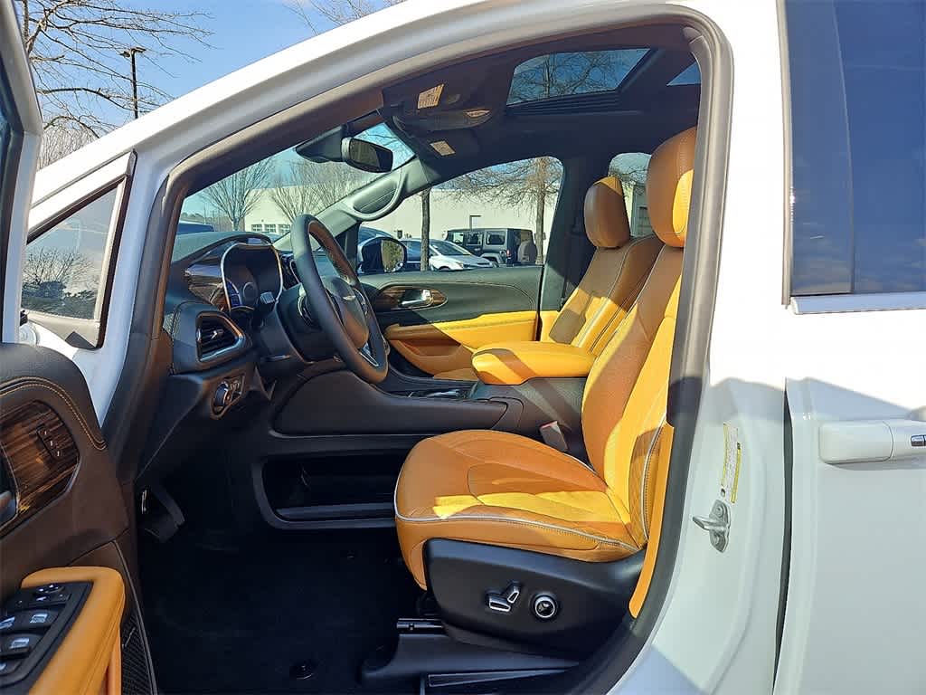 Thumbnail: 2023 Chrysler Pacifica - 12