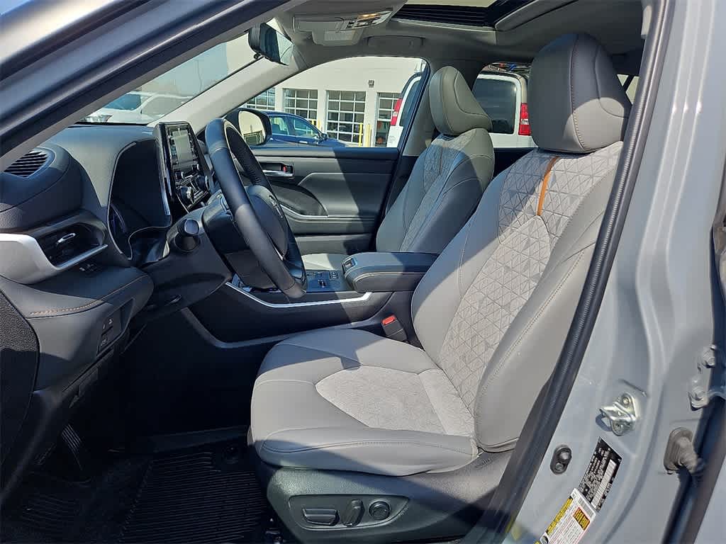 Thumbnail: 2022 Toyota Highlander - 13