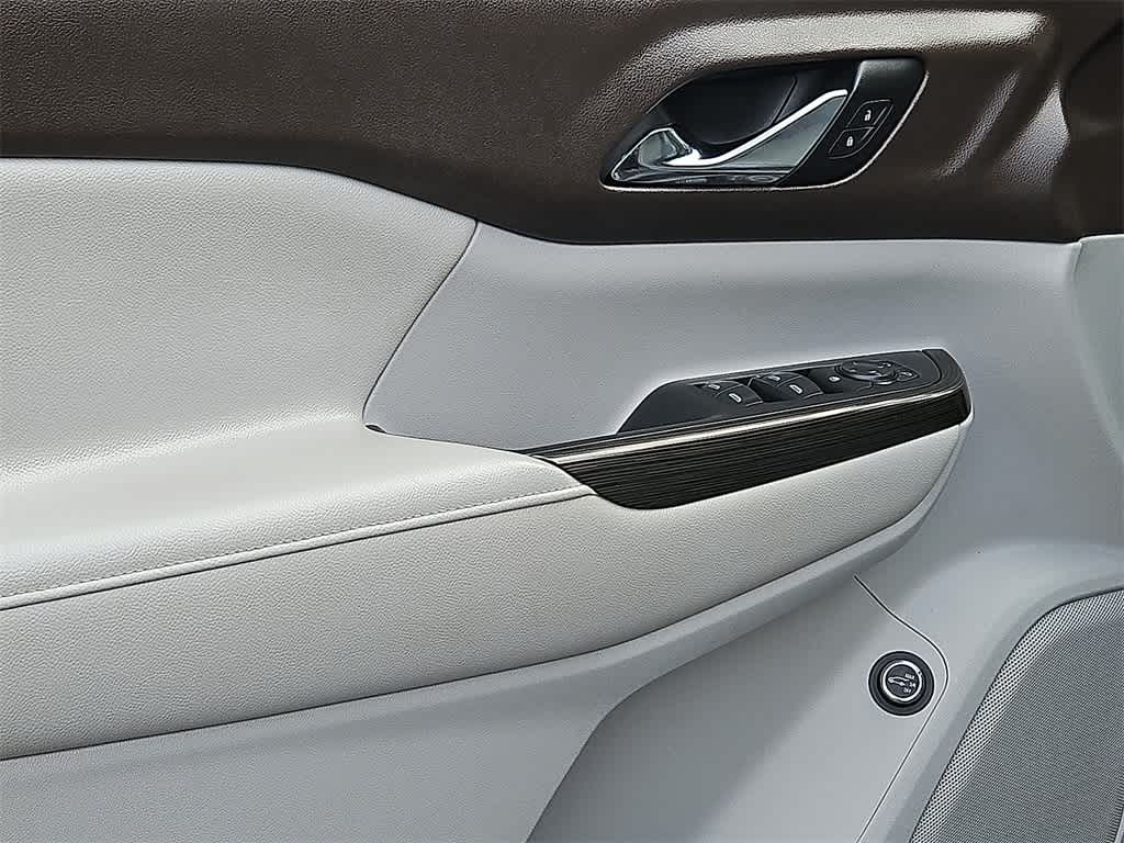 Thumbnail: 2017 GMC Acadia - 12