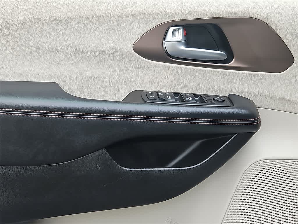 Thumbnail: 2018 Chrysler Pacifica - 12