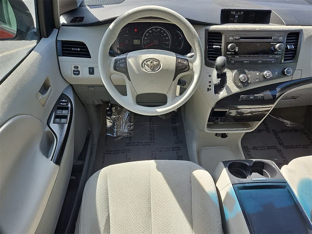 Thumbnail: 2011 Toyota Sienna - 11