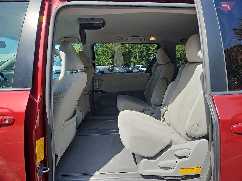 Thumbnail: 2011 Toyota Sienna - 10