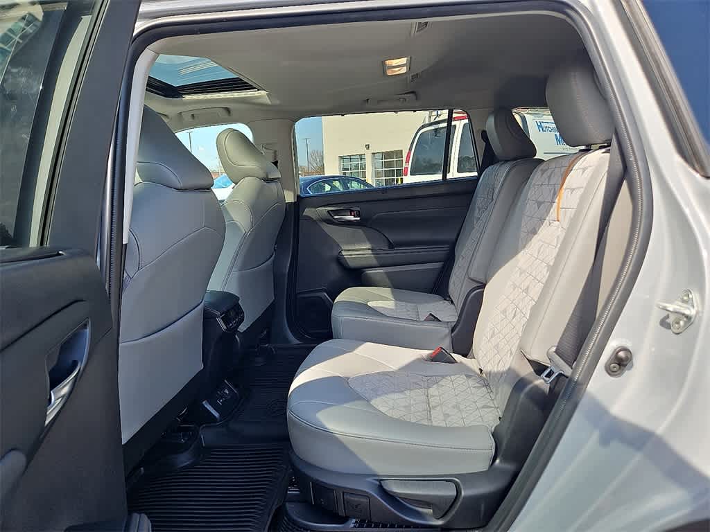 Thumbnail: 2022 Toyota Highlander - 10