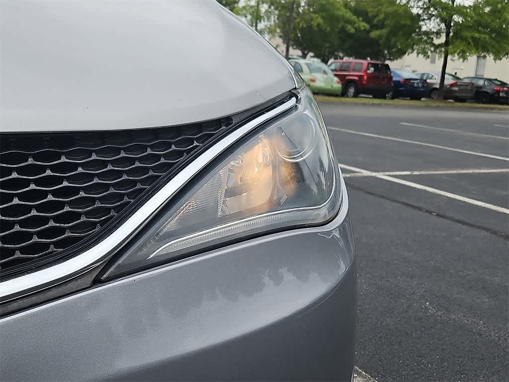 Thumbnail: 2018 Chrysler Pacifica - 9