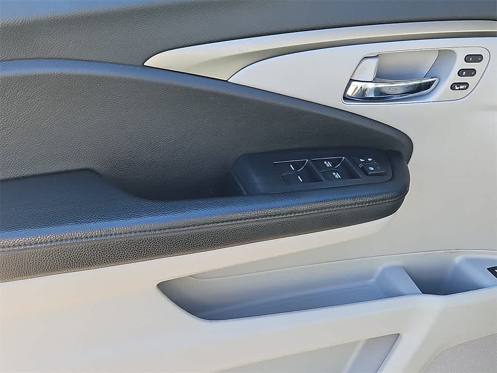 Thumbnail: 2019 Honda Pilot - 11