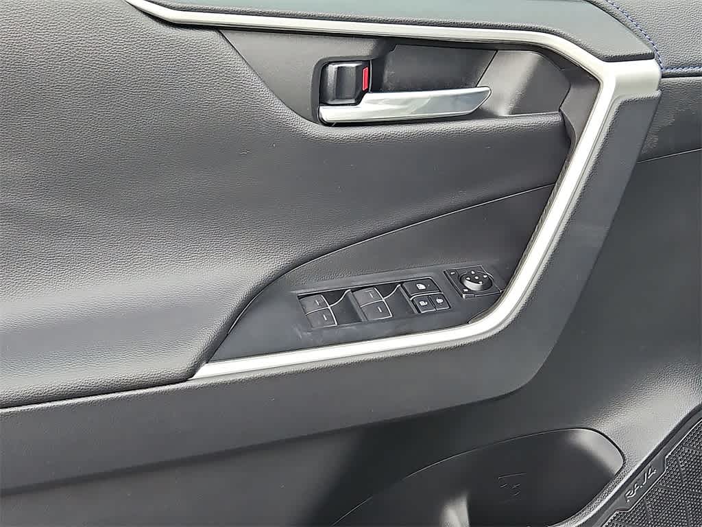 Thumbnail: 2022 Toyota RAV4 - 12