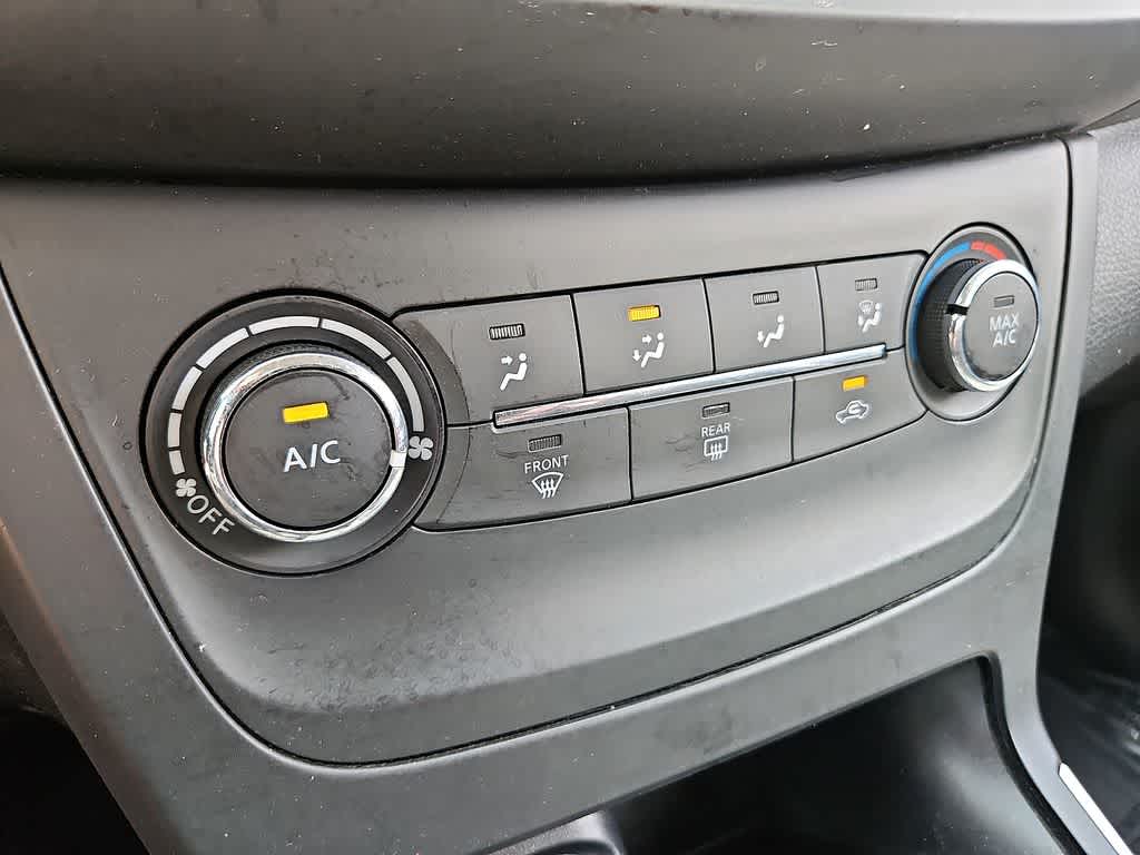 Thumbnail: 2016 Nissan Sentra - 15
