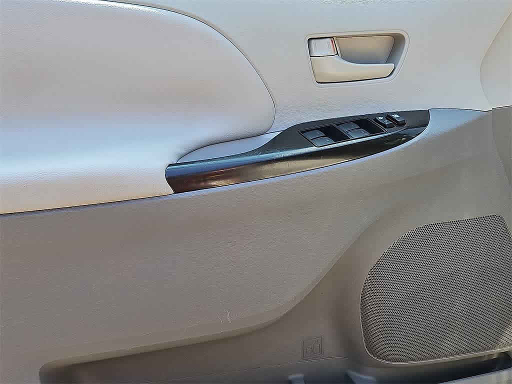 Thumbnail: 2011 Toyota Sienna - 12
