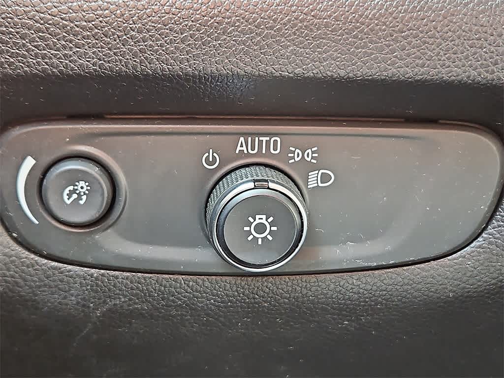 Thumbnail: 2018 Chevrolet Traverse - 22