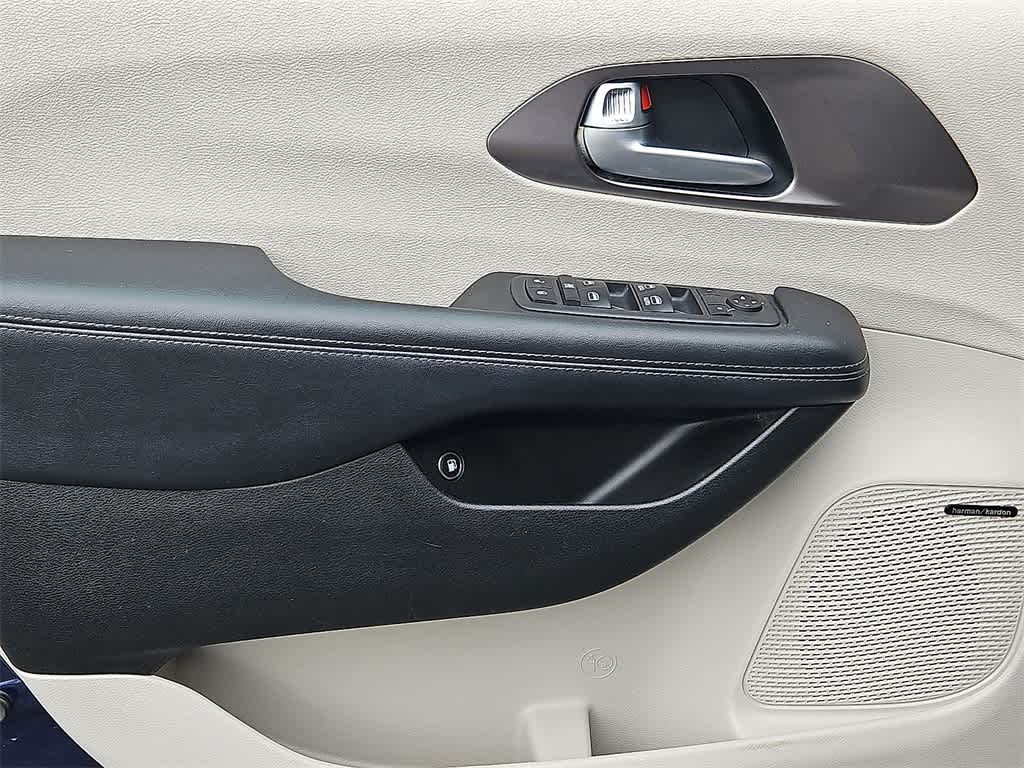 Thumbnail: 2018 Chrysler Pacifica - 13