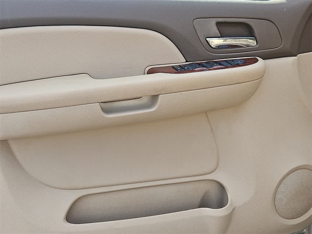 Thumbnail: 2009 Chevrolet Suburban - 12
