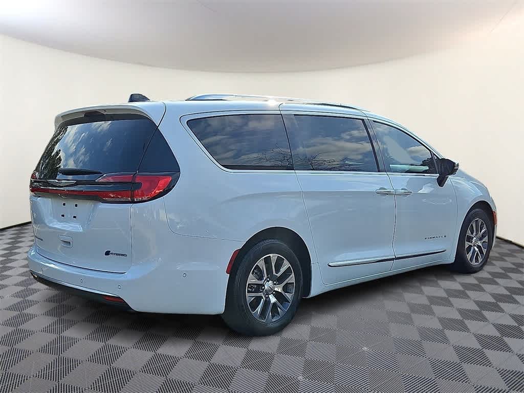 Thumbnail: 2023 Chrysler Pacifica - 4