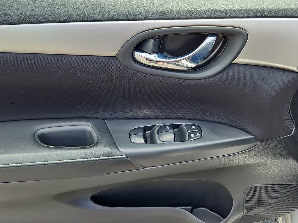 Thumbnail: 2016 Nissan Sentra - 12
