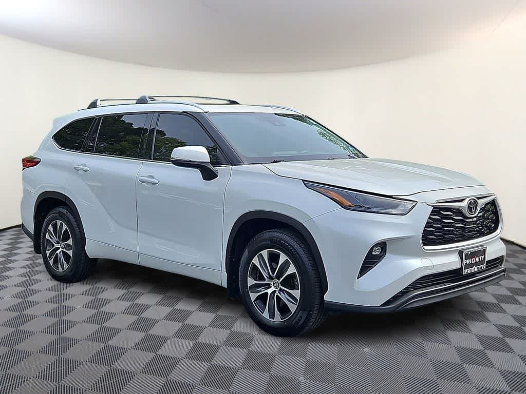 Thumbnail: 2022 Toyota Highlander - 3
