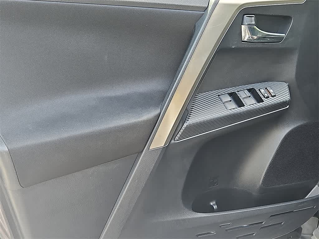 Thumbnail: 2015 Toyota RAV4 - 12