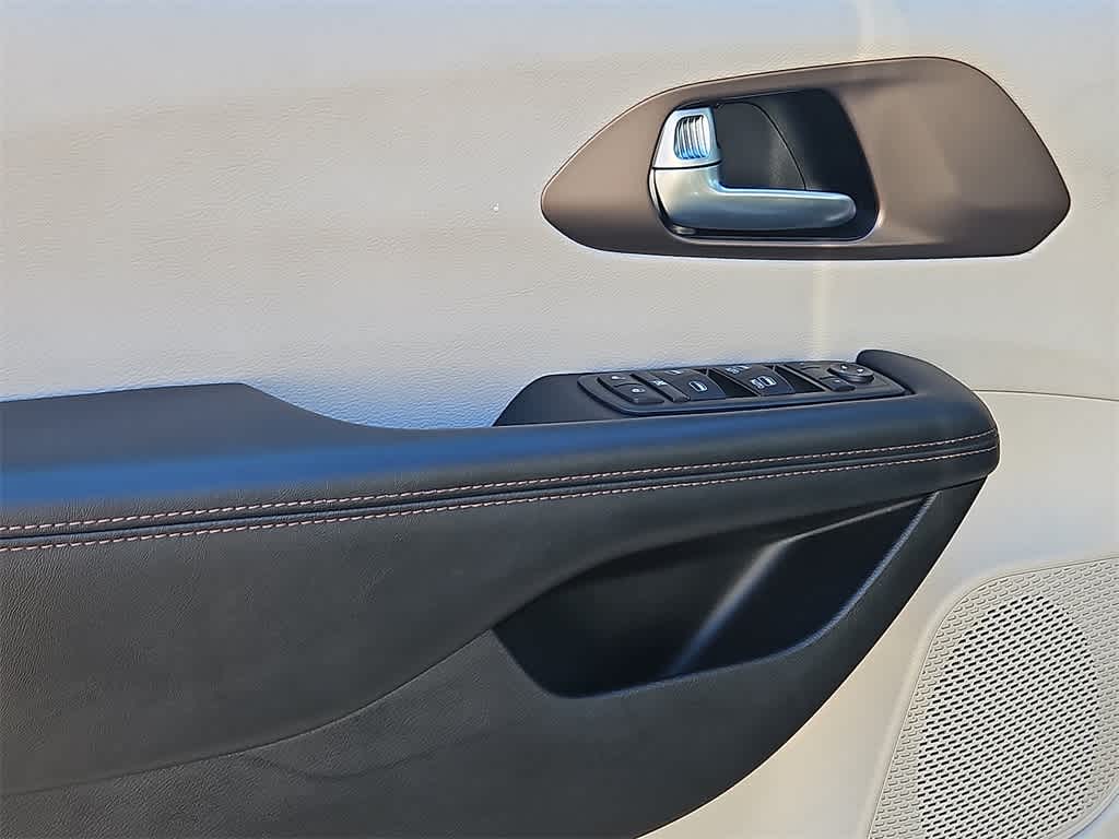 Thumbnail: 2019 Chrysler Pacifica - 11