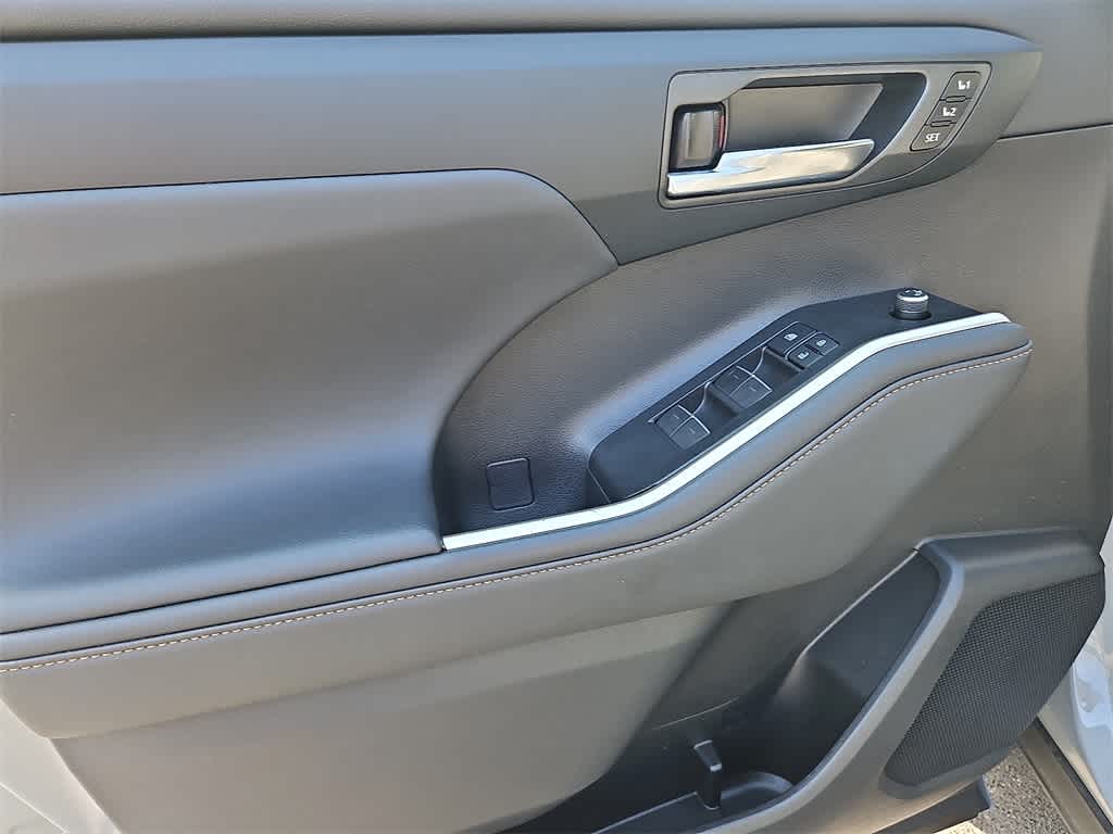 Thumbnail: 2022 Toyota Highlander - 12