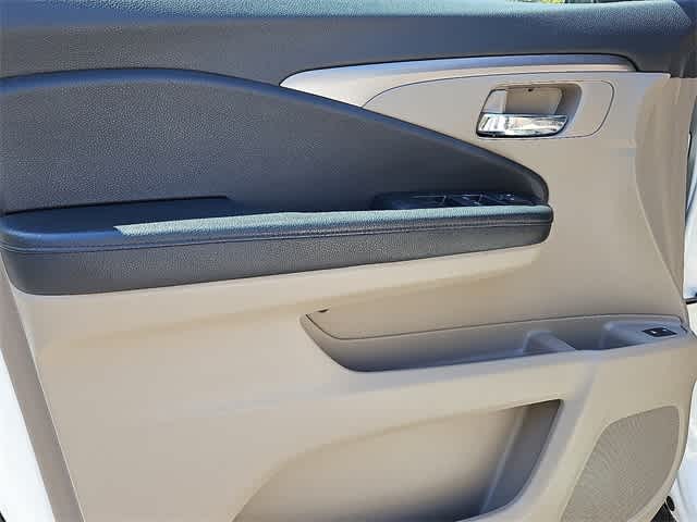 Thumbnail: 2017 Honda Pilot - 13