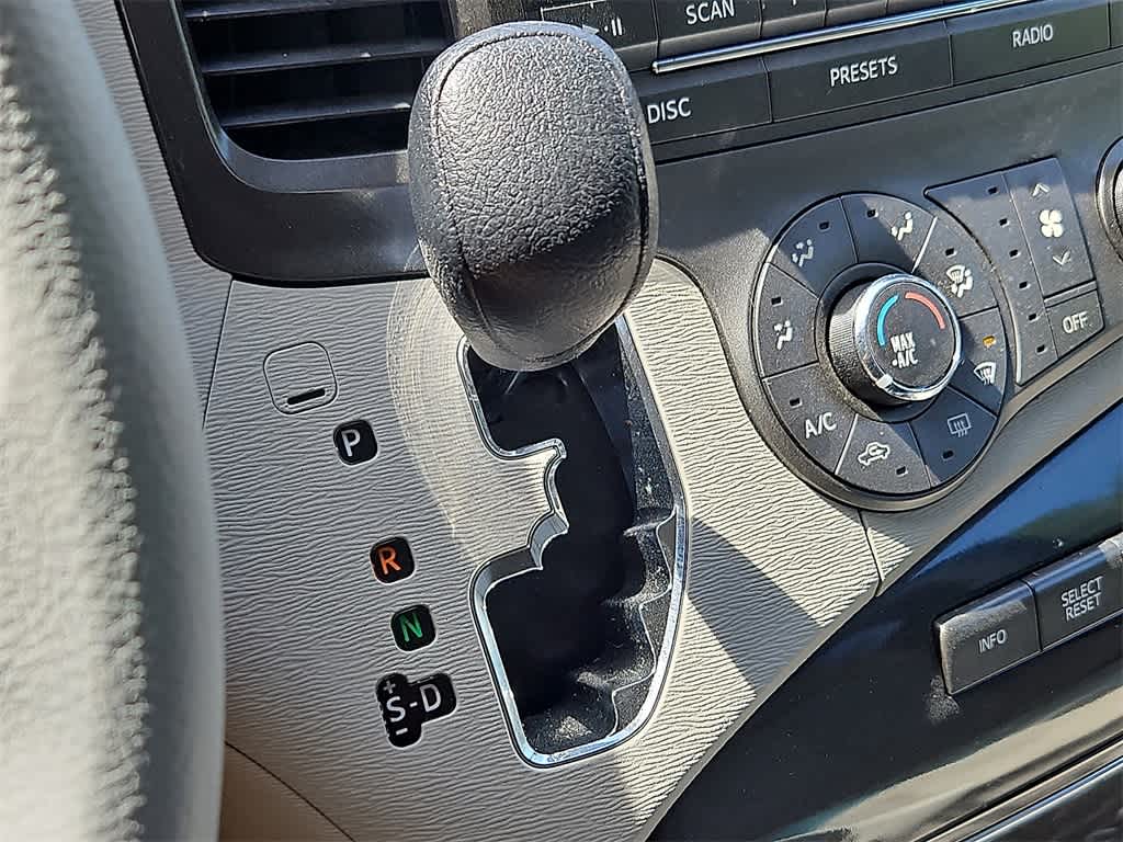 Thumbnail: 2011 Toyota Sienna - 14